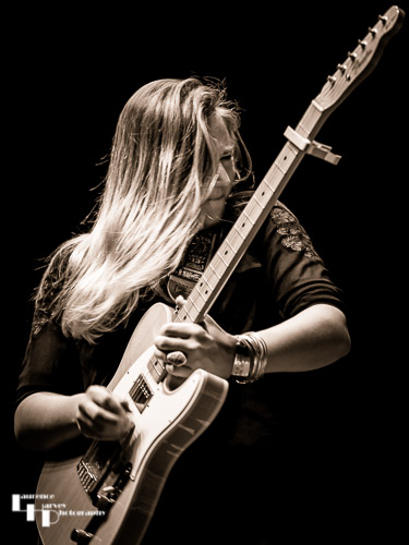 Joanne Shaw Taylor on vocals & guitar