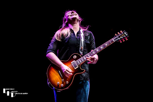 Joanne Shaw Taylor on vocals & guitar