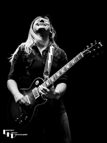 Joanne Shaw Taylor on vocals & guitar