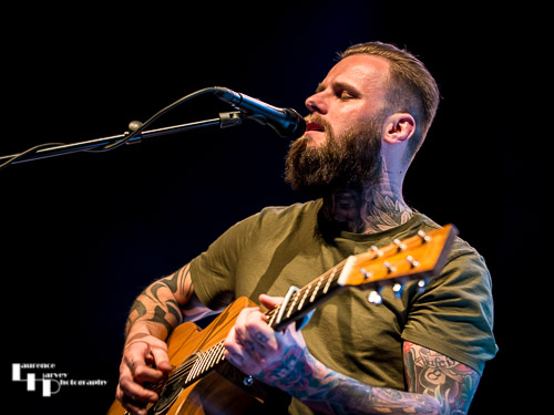 Kris Barras on guitar & vocals