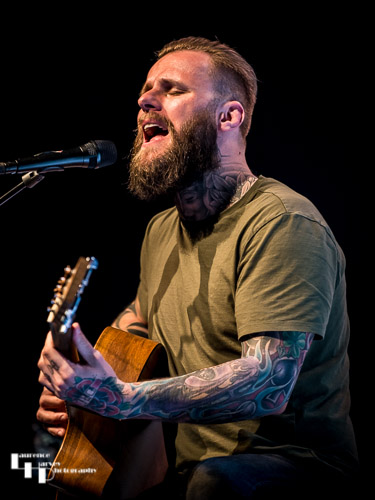 Kris Barras on guitar & vocals