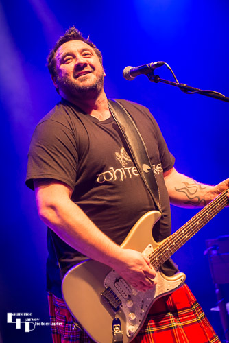 Alan Nimmo on guitar & vocals