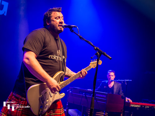 Alan Nimmo on guitar & vocals