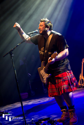 Alan Nimmo on guitar & vocals