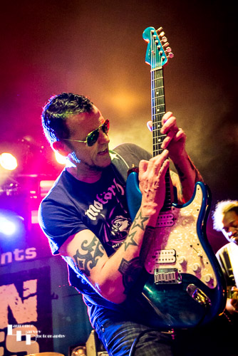 Gary Hoey on guitar