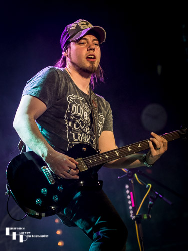 Rich Moss on vocals & backing guitar