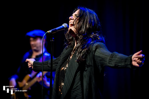 Sari Schorr on vocals