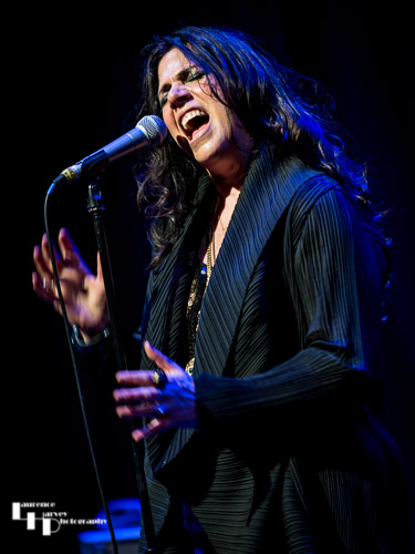 Sari Schorr on vocals
