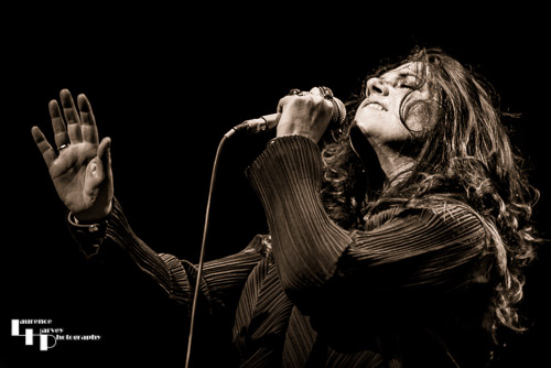 Sari Schorr on vocals