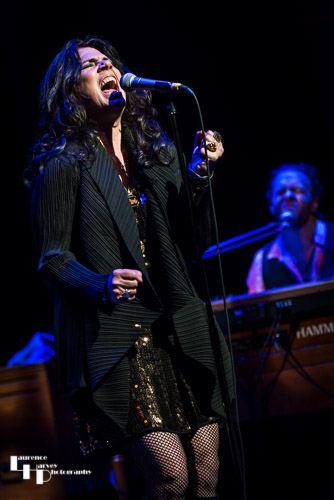 Sari Schorr on vocals