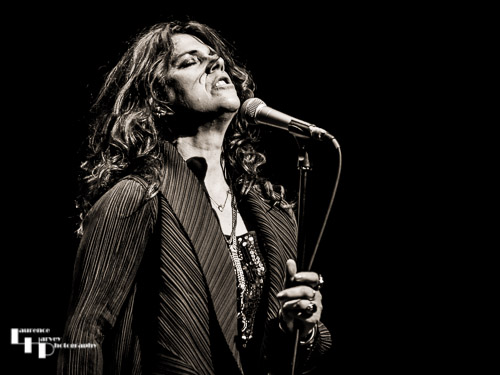 Sari Schorr on vocals
