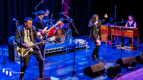 Sari Schorr & her band on stage at Arlington Arts Centre