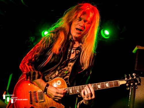 Adrian Vandenberg on guitar