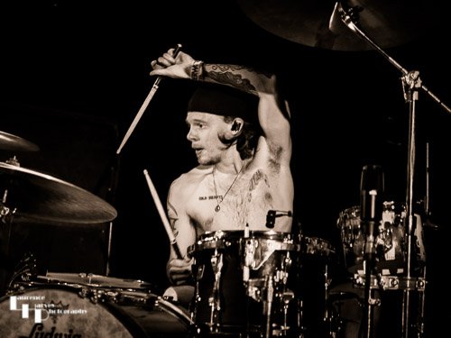 Mart Nijen Es on drums