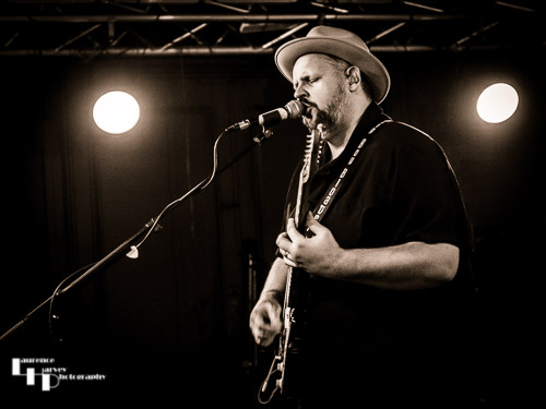 Big Boy Bloater on guitar & vocals