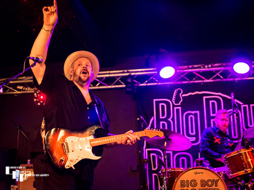 Big Boy Bloater on guitar & vocals, Matt Cowley on drums