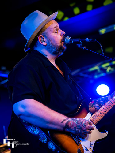 Big Boy Bloater on guitar & vocals