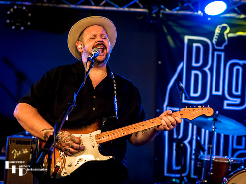Big Boy Bloater on guitar & vocals