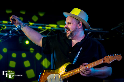 Big Boy Bloater on guitar & vocals