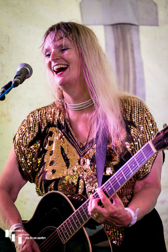 Gig-L: Kimberley Rew on acoustic guitar
