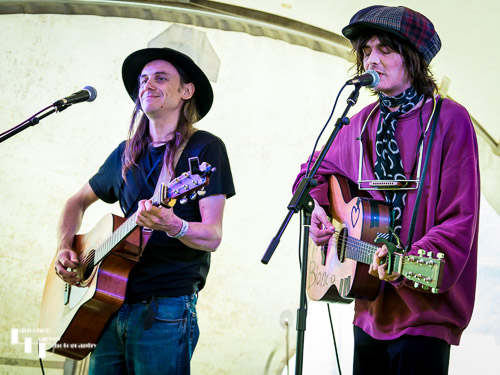 Johnny Wright & Max Bianco on acoustic guitars