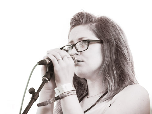 Dodobones: Robbyn Snow on vocals