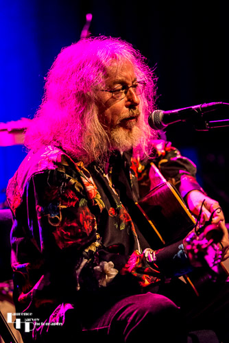 Dave Thomas on vocals & guitar