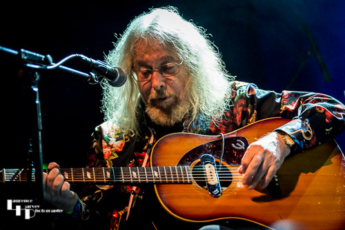 Dave Thomas on vocals & guitar