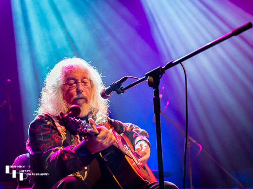 Dave Thomas on vocals & guitar