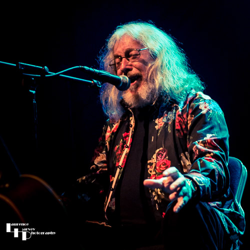 Dave Thomas on vocals & guitar