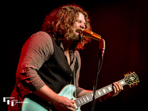 JD Simo on guitar & vocals