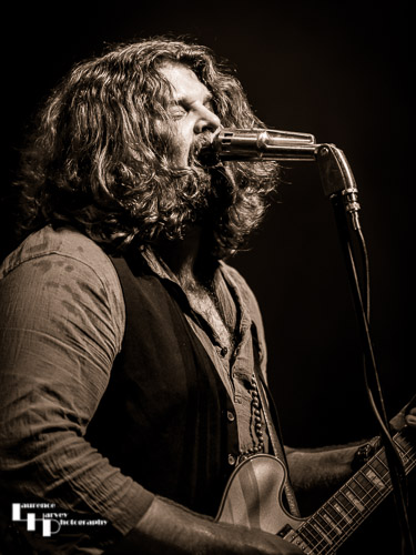 JD Simo on guitar & vocals