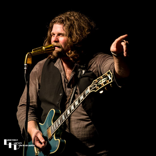 JD Simo on guitar & vocals