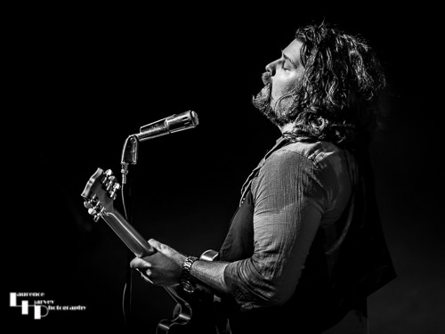 JD Simo on guitar & vocals