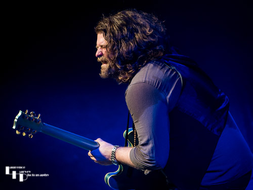 JD Simo on guitar & vocals