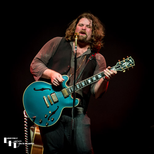 JD Simo on guitar & vocals