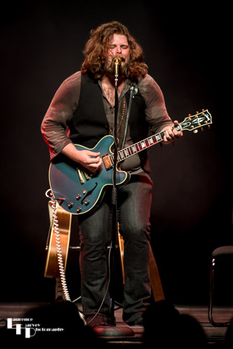 JD Simo on guitar & vocals