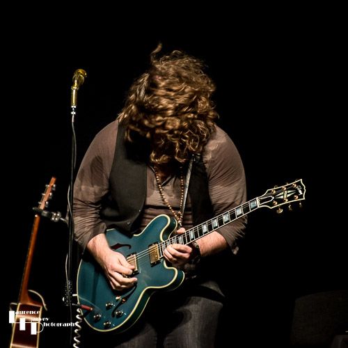 JD Simo on guitar & vocals