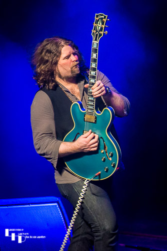 JD Simo on guitar & vocals