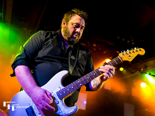 Alan Nimmo on guitar & vocals