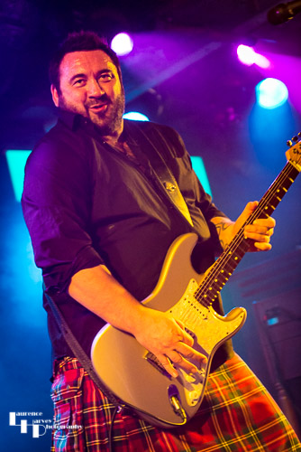 Alan Nimmo on guitar & vocals