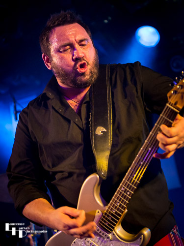 Alan Nimmo on guitar & vocals