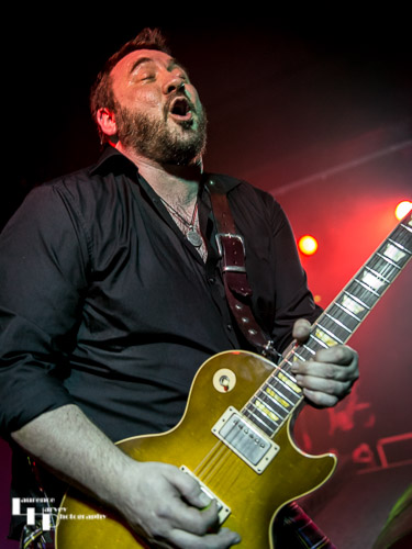 Alan Nimmo on guitar & vocals