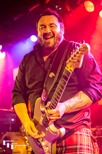 Alan Nimmo on guitar & vocals