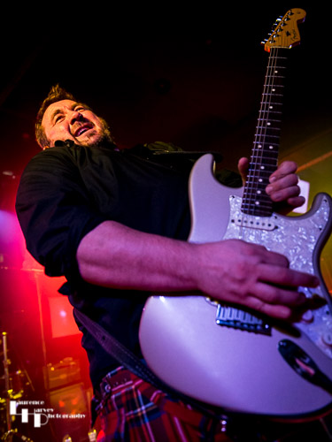 Alan Nimmo on guitar & vocals