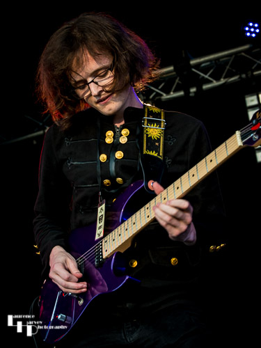 Daniel Jones on guitar & vocals