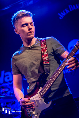 Charlie Richards on lead guitar