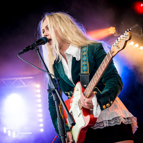 Square Wild: Lucy Shevchuk on vocals & rhythm guitar