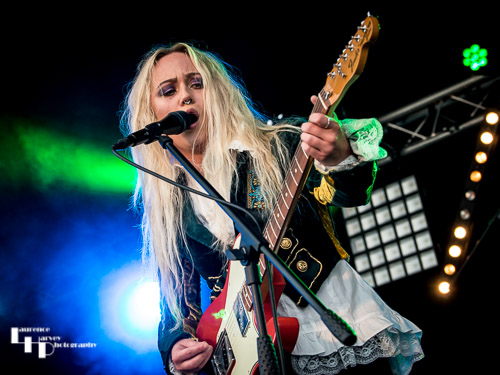 Square Wild: Lucy Shevchuk on vocals & rhythm guitar