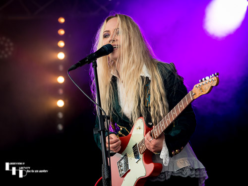 Square Wild: Lucy Shevchuk on vocals & rhythm guitar